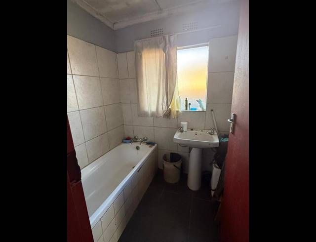 6 BEDROOM HOUSE FOR SALE IN TEMBISA CENTRAL